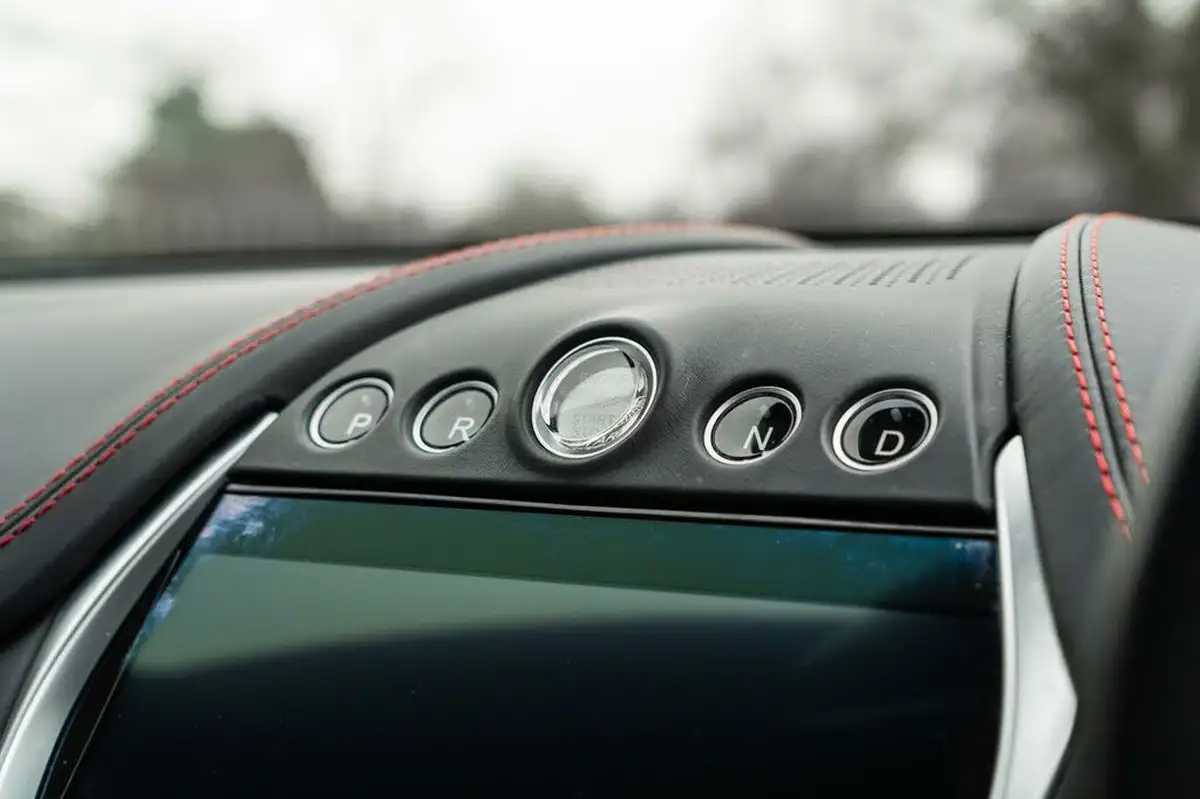 2022-aston-martin-dbx-40-v8-big-28