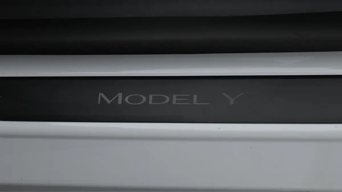 2022-tesla-model-y-e-long-range-big-20