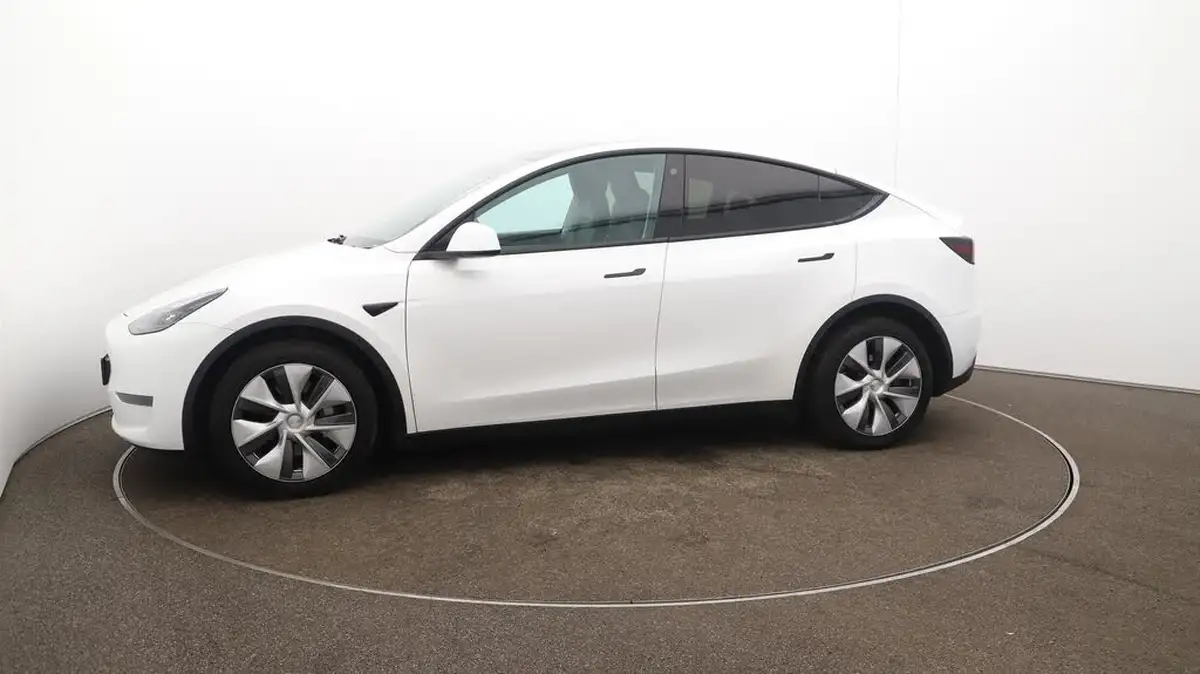 2022-tesla-model-y-e-long-range-big-68