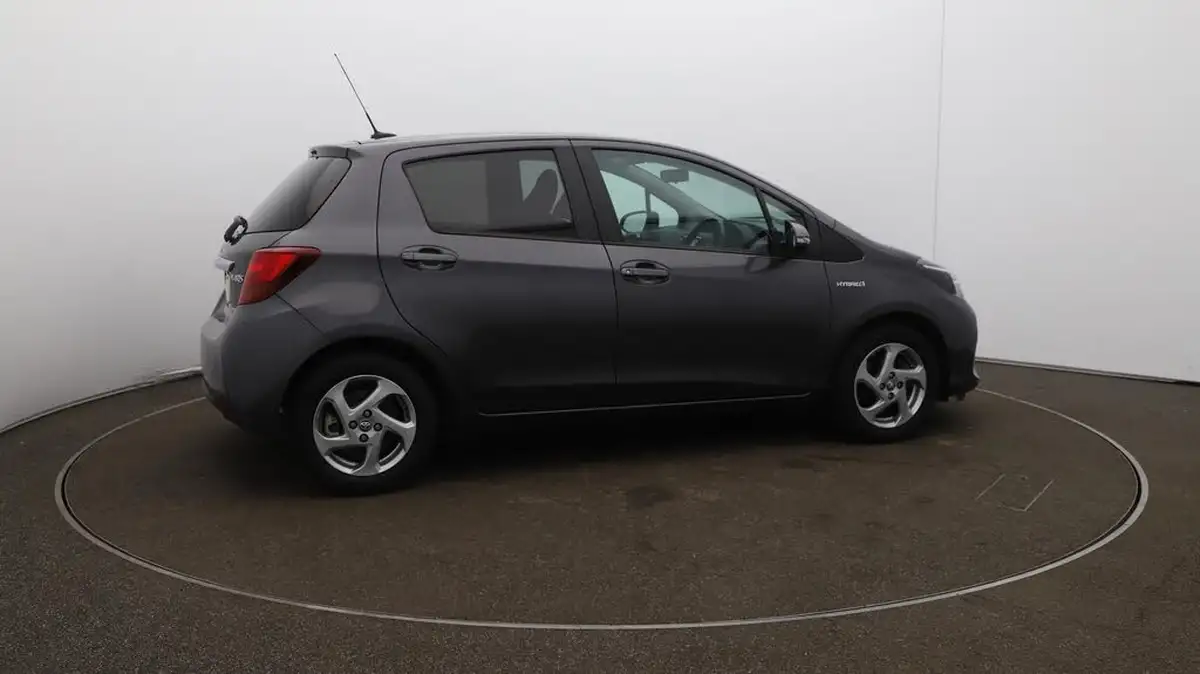 2017-toyota-yaris-15-vvt-i-icon-hybrid-big-51
