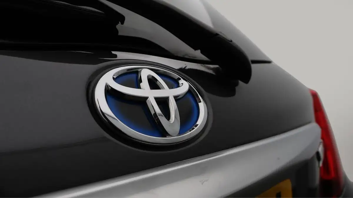 2017-toyota-yaris-15-vvt-i-icon-hybrid-big-23