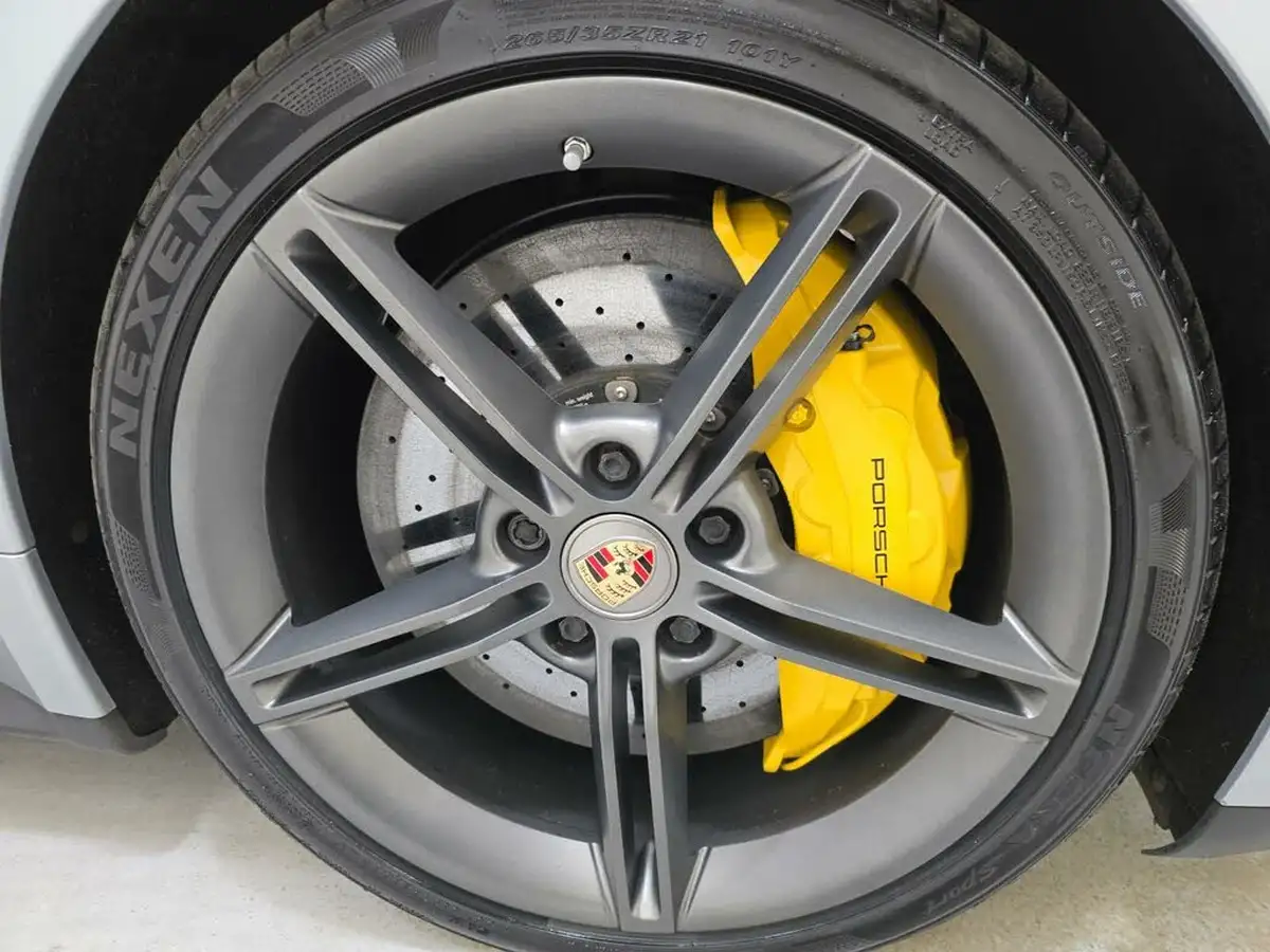 2020-porsche-taycan-e-turbo-s-big-29