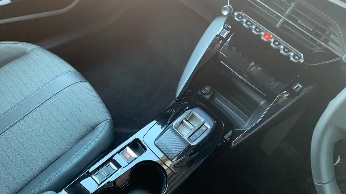 2023-peugeot-208-12-puretech-allure-premium-100ps-eat8-big-19