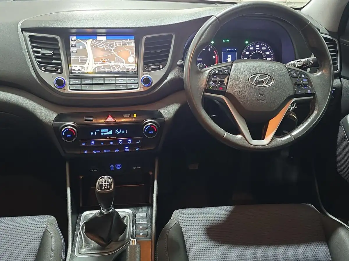 2016-hyundai-tucson-20crdi-blue-drive-se-nav-big-16