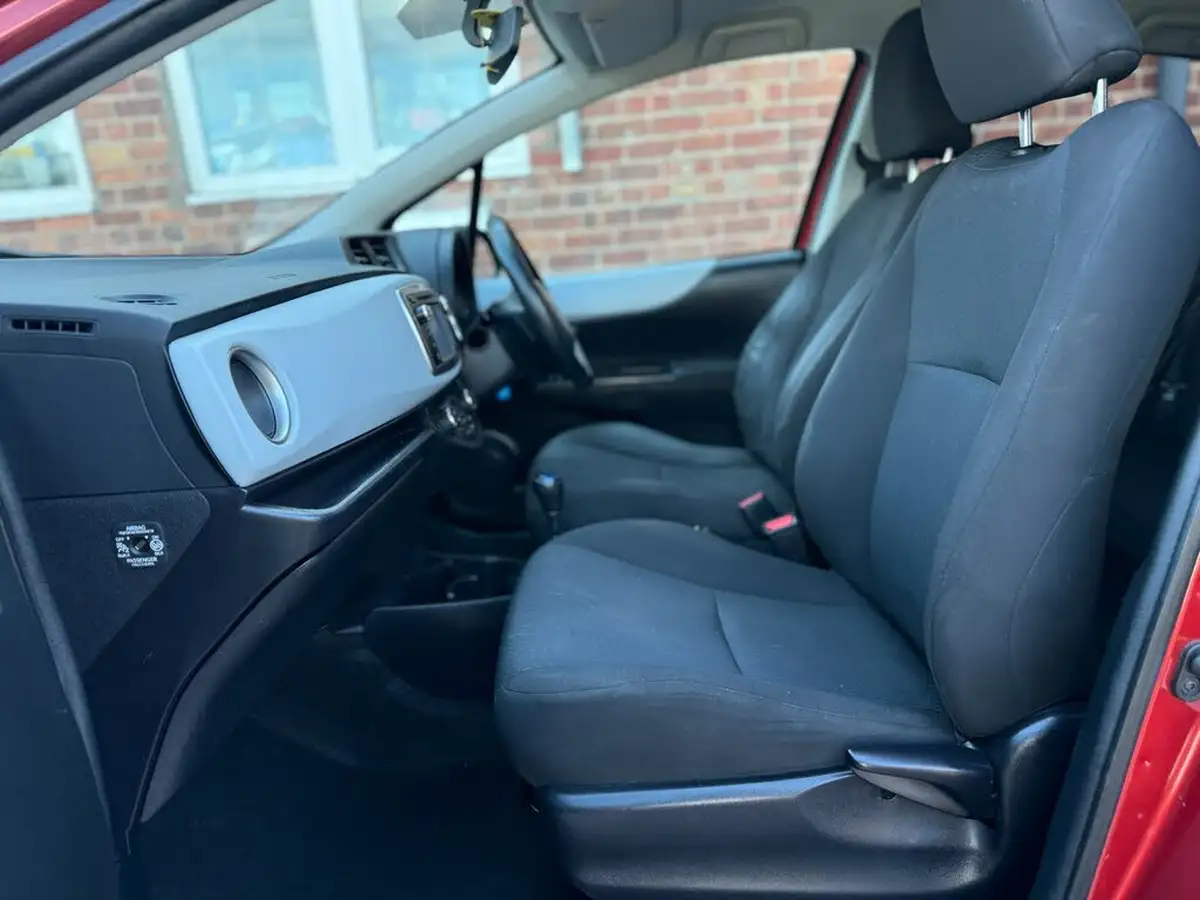 2013-toyota-yaris-15-vvt-i-t4-big-25