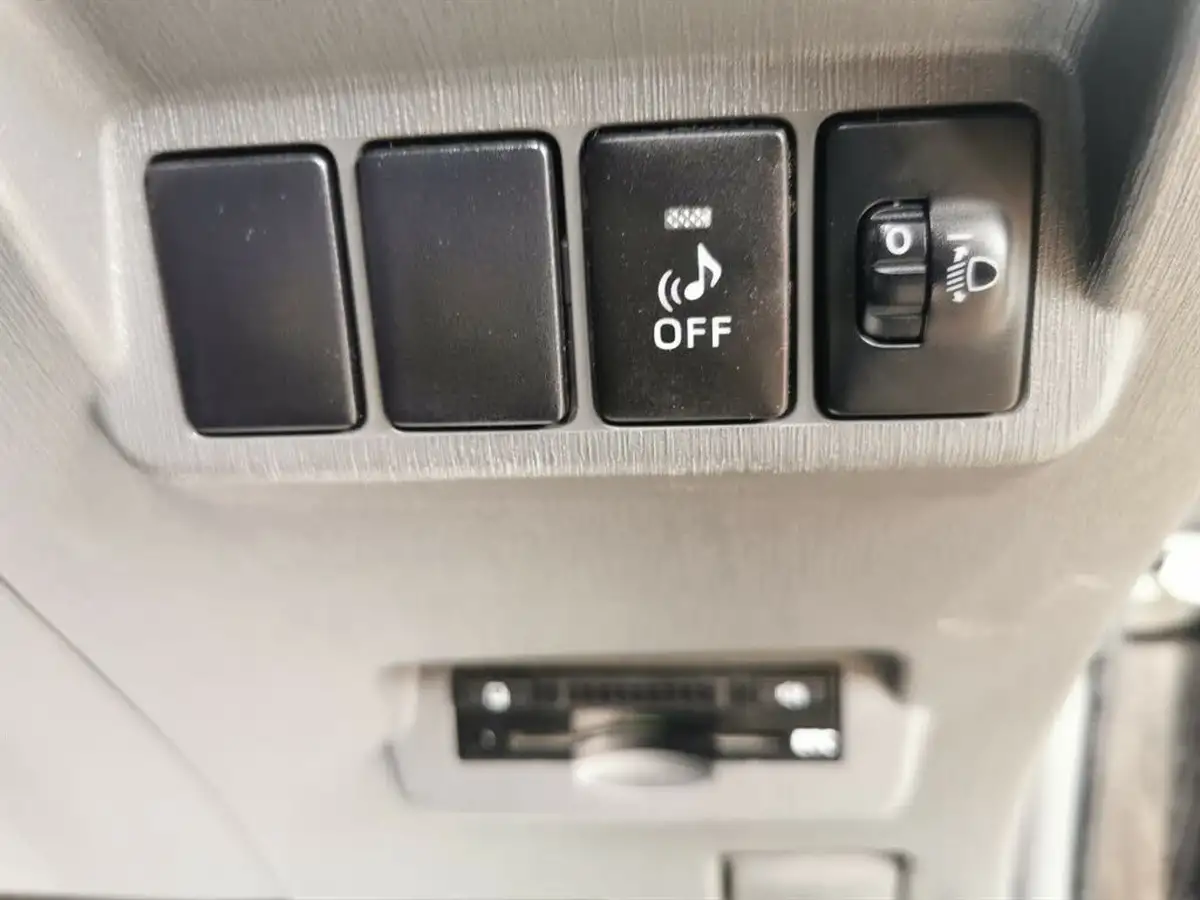 2013-toyota-prius-big-46