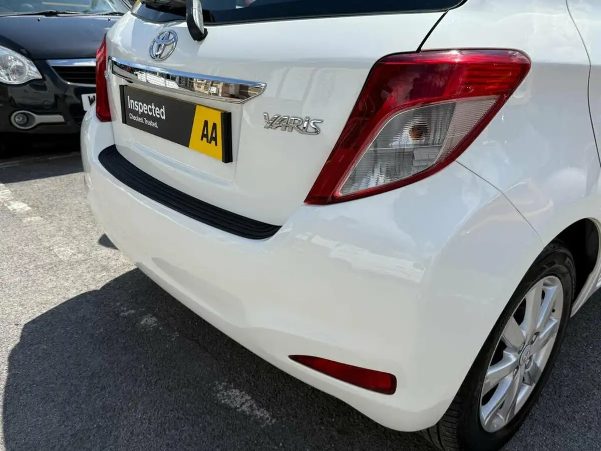 2012-toyota-yaris-133-tr-vvt-i-5d-big-10