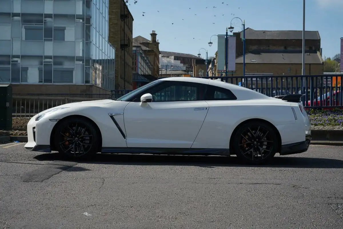 2017-nissan-gt-r-38-recaro-big-7