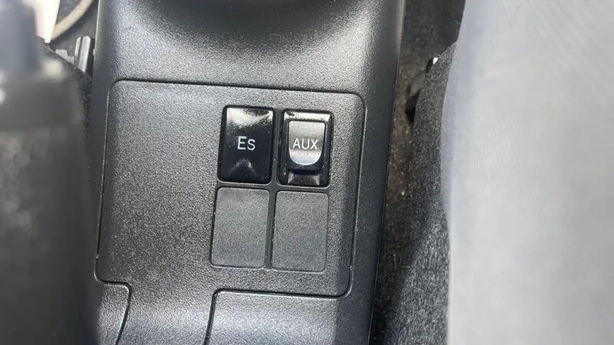 2009-toyota-yaris-133-tr-5d-mmt-big-24