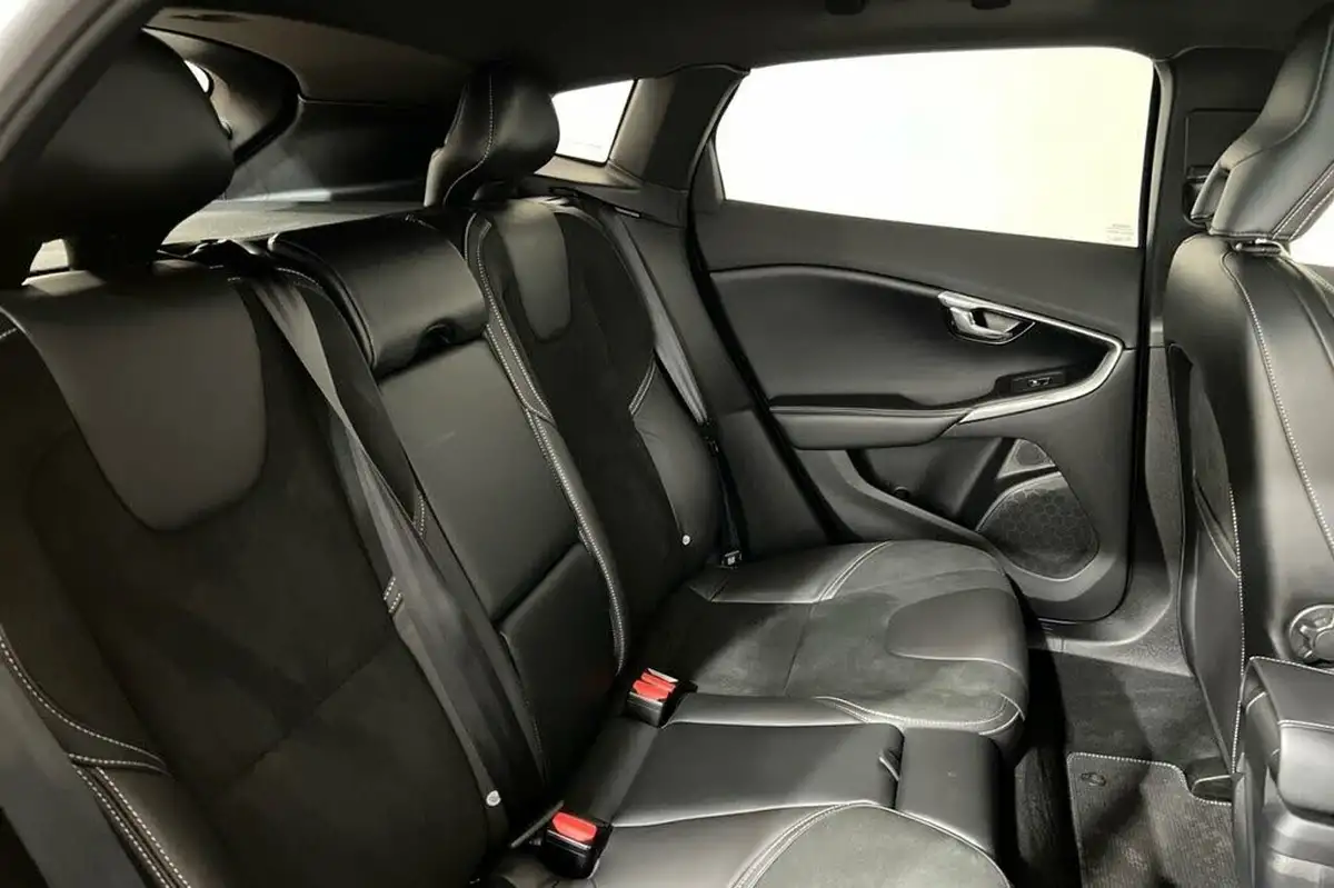 2018-volvo-v40-15-t3-r-design-nav-plus-big-21