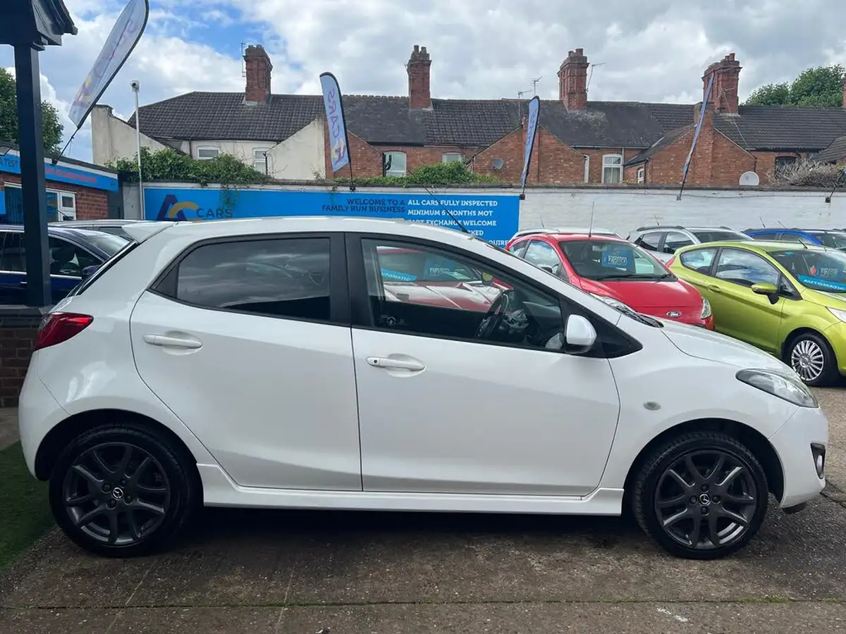 2013-mazda-mazda2-13-venture-big-7