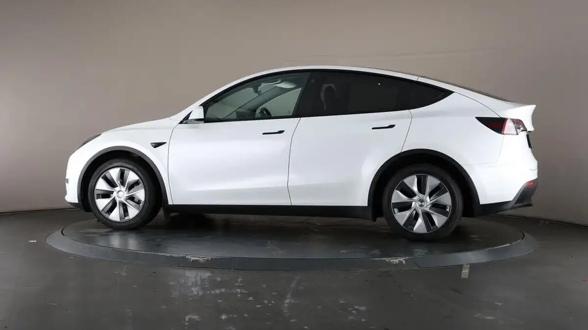 2022-tesla-model-y-e-long-range-big-36