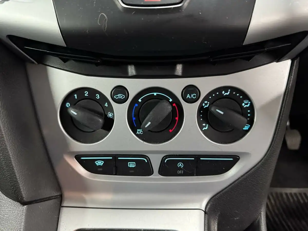 2012-ford-focus-16tdci-zetec-115ps-estate-big-40