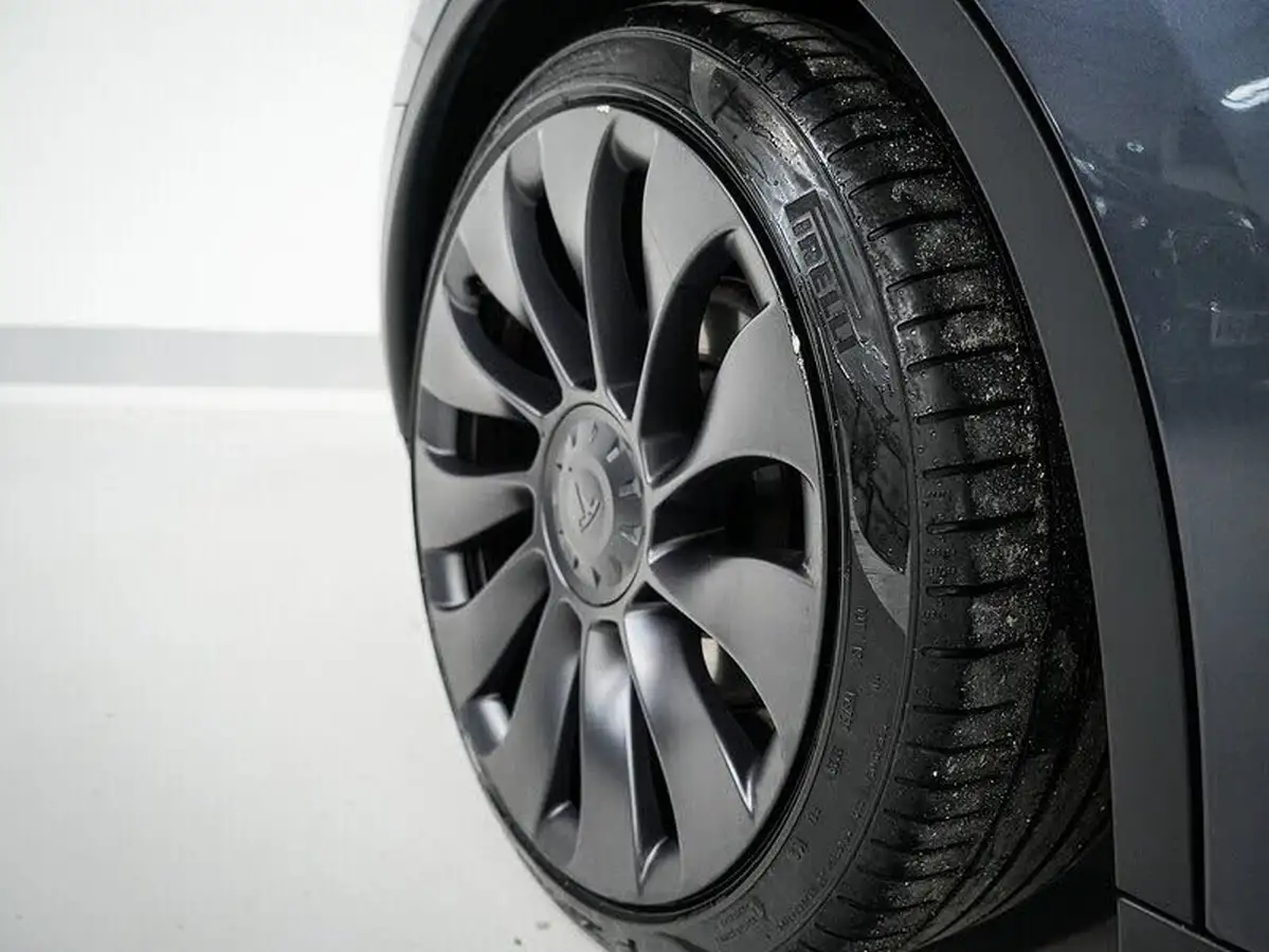 2023-tesla-model-y-e-performance-big-5
