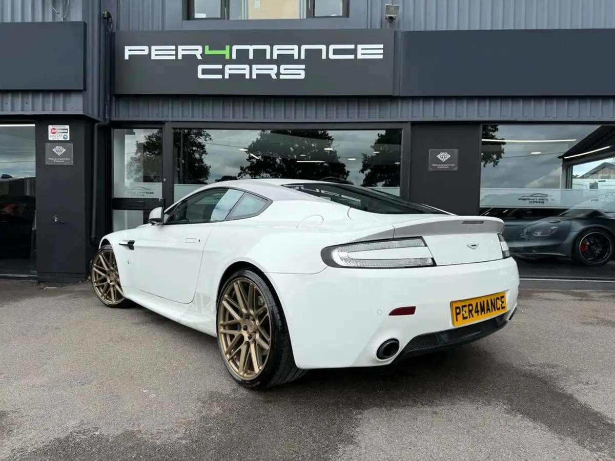 2010-aston-martin-vantage-47-coupe-sportshift-big-1