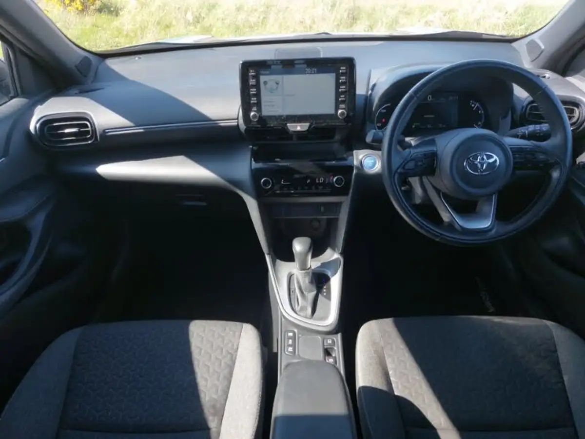 2022-toyota-yaris-15-vvt-i-design-panoramic-roof-big-2