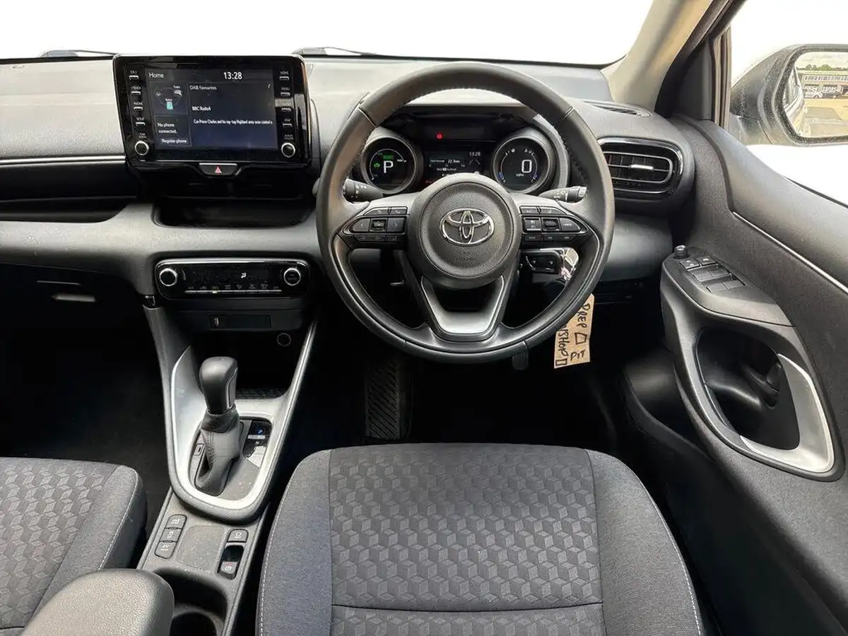 2023-toyota-yaris-15-vvt-i-design-big-11