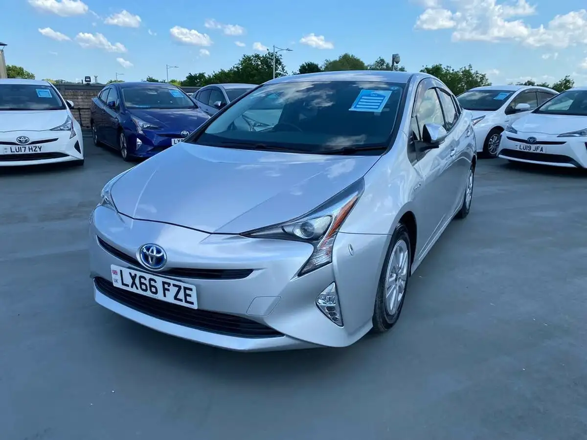 2017-toyota-prius-hybrid-big-10