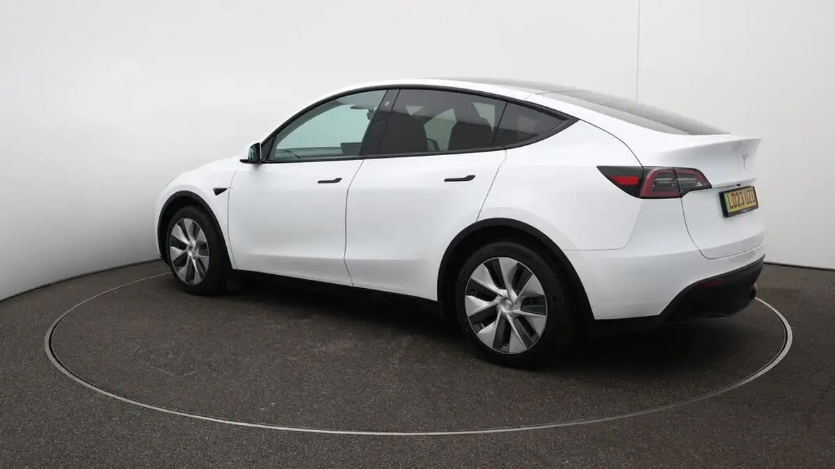 2023-tesla-model-y-e-rwd-big-62