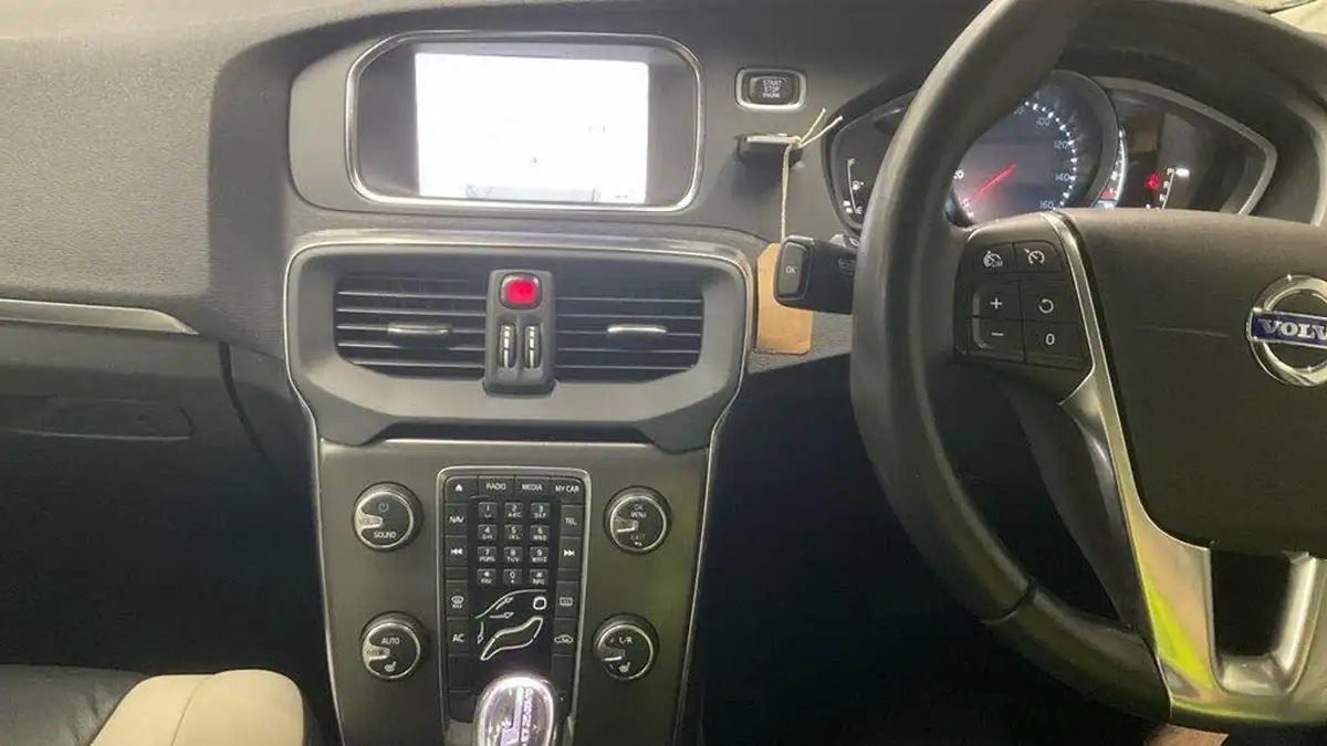2013-volvo-v40-20td-d3-cross-country-lux-nav-geartronic-big-13
