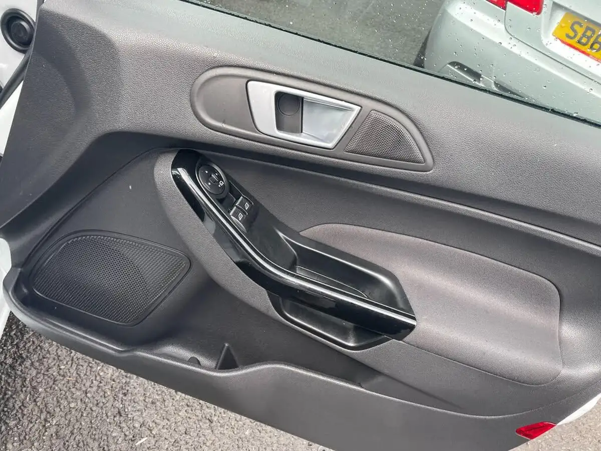 2015-ford-fiesta-10-titanium-100ps-e6-ecoboost-ss-5d-big-19