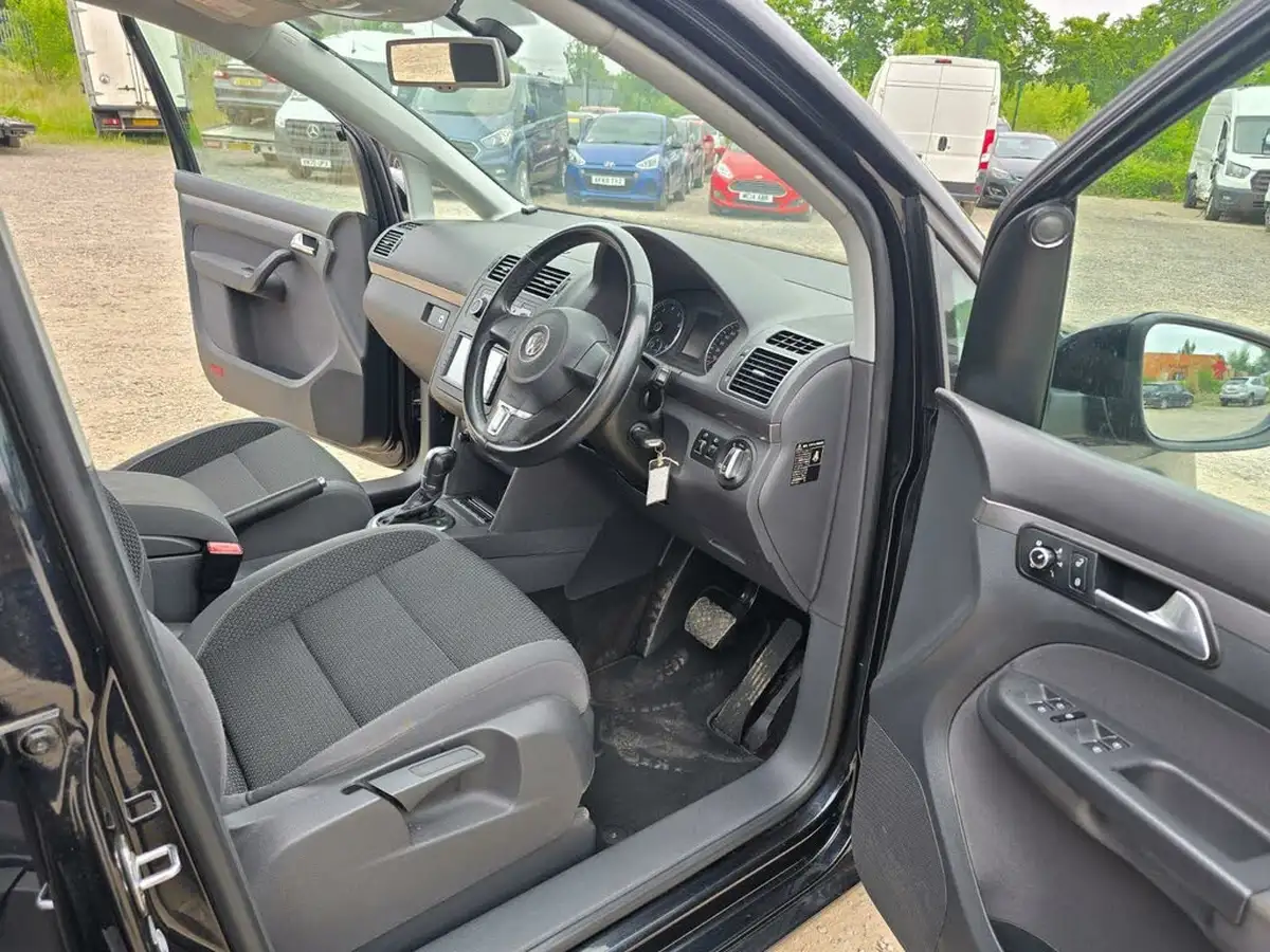 2014-volkswagen-touran-big-24