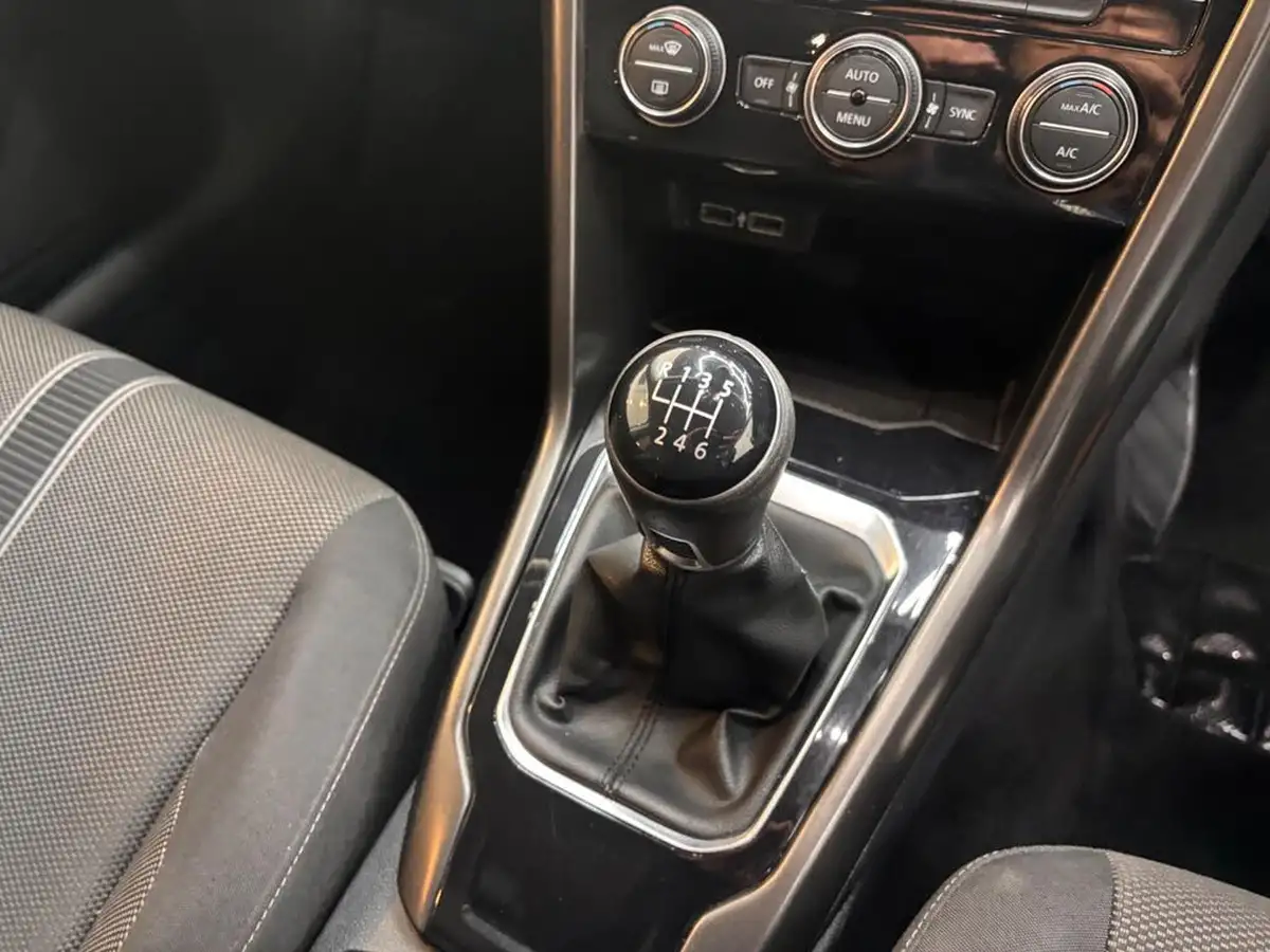 2018-volkswagen-t-roc-10-tsi-design-ss-big-39