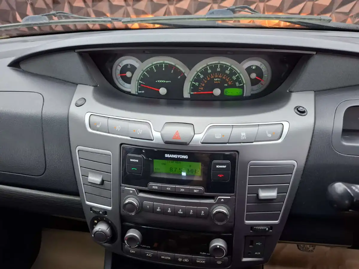 2016-kgm-ssangyong-turismo-22td-ex-big-40
