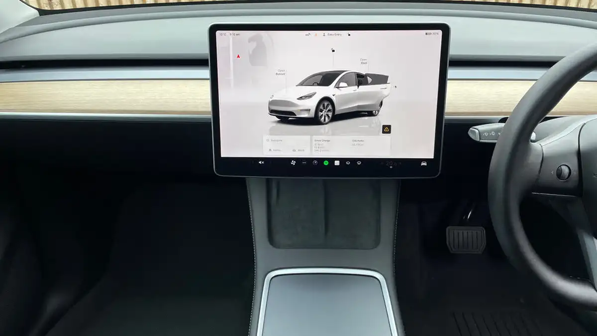 2022-tesla-model-y-e-long-range-big-11