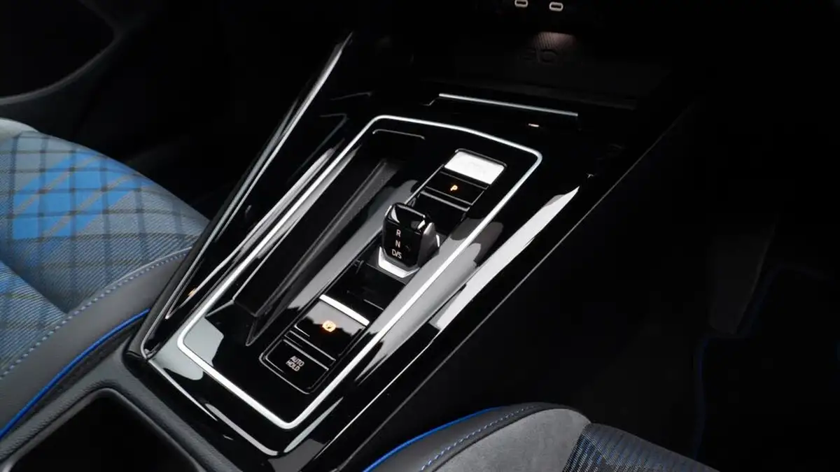 2025-volkswagen-golf-20-tsi-r-black-edition-big-21