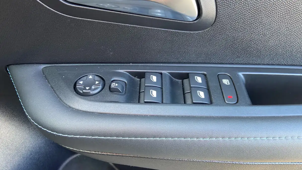 2023-peugeot-208-12-puretech-allure-premium-130ps-eat8-big-22