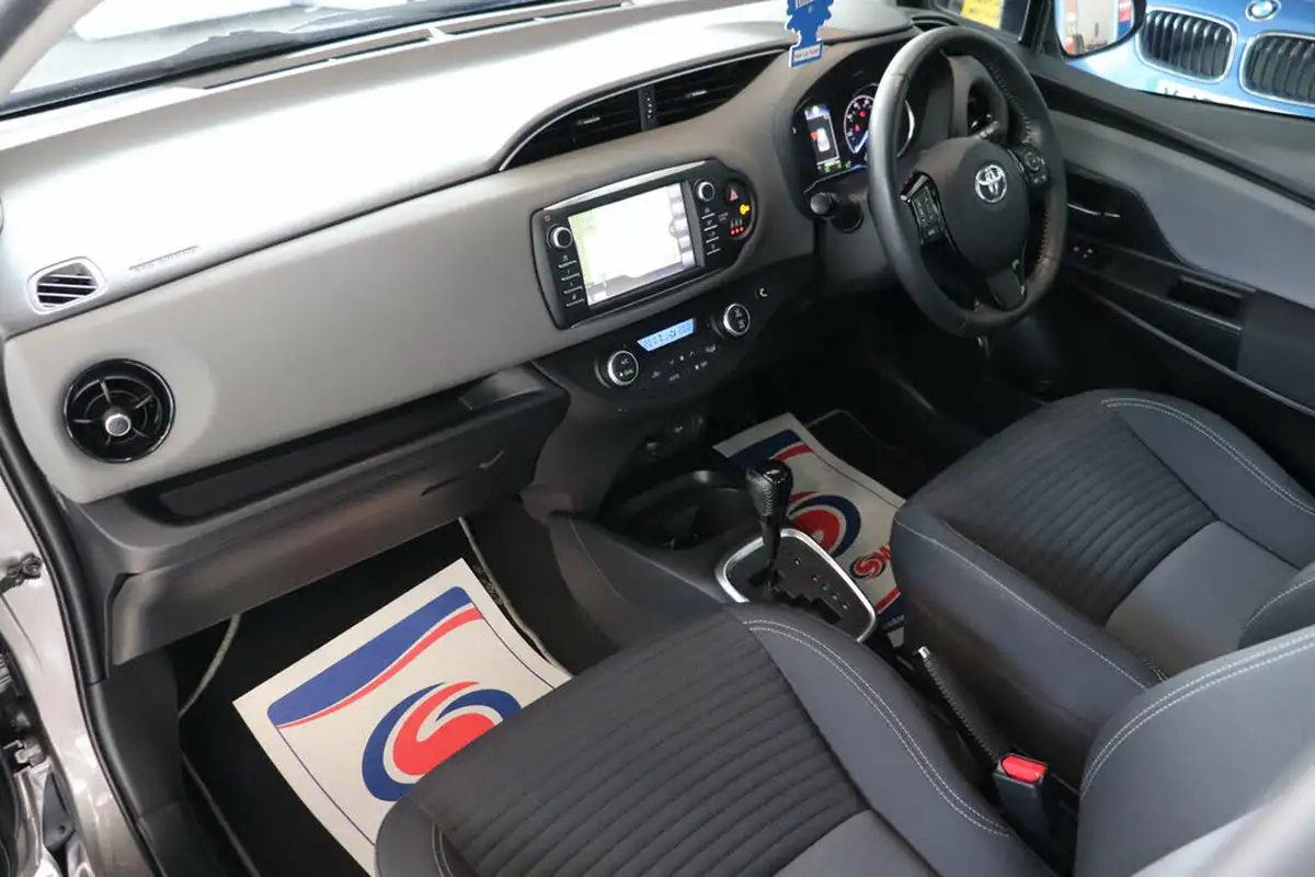 2017-toyota-yaris-15-vvt-i-icon-tech-98bhp-hybrid-1497cc-e-cvt-big-31