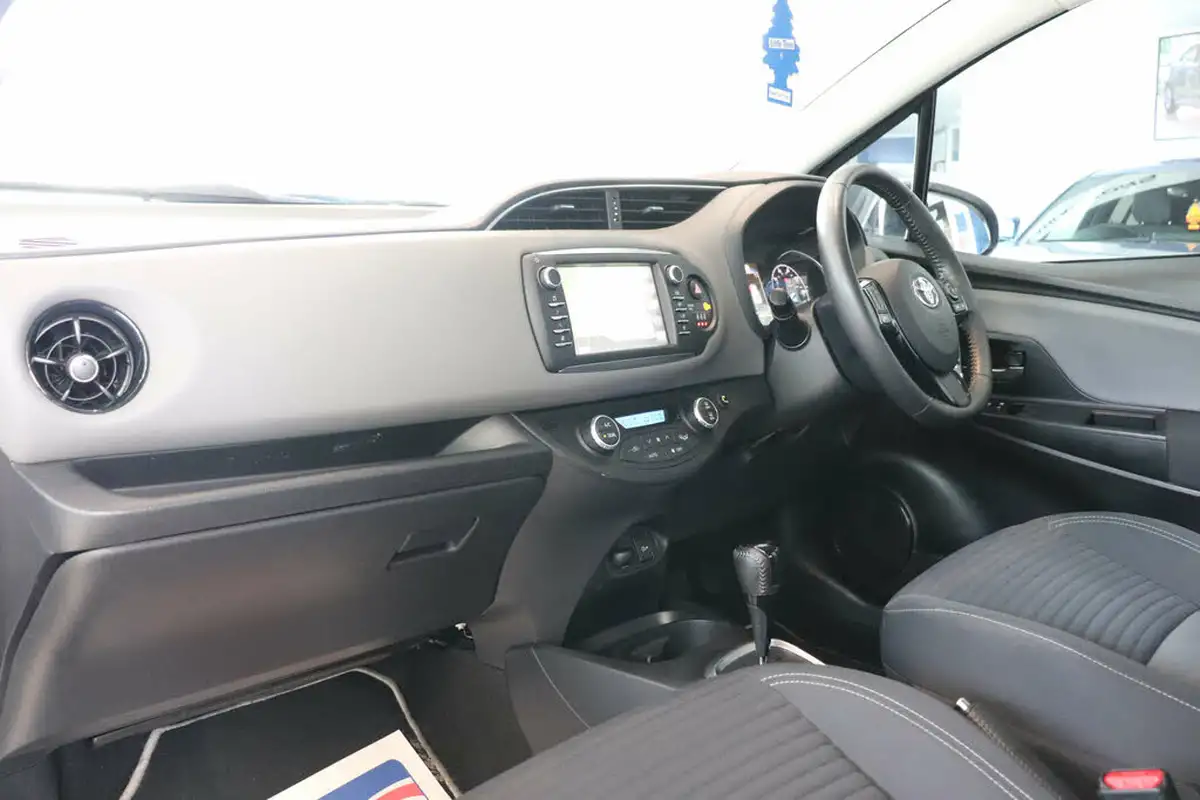 2017-toyota-yaris-15-vvt-i-icon-tech-98bhp-hybrid-1497cc-e-cvt-big-3