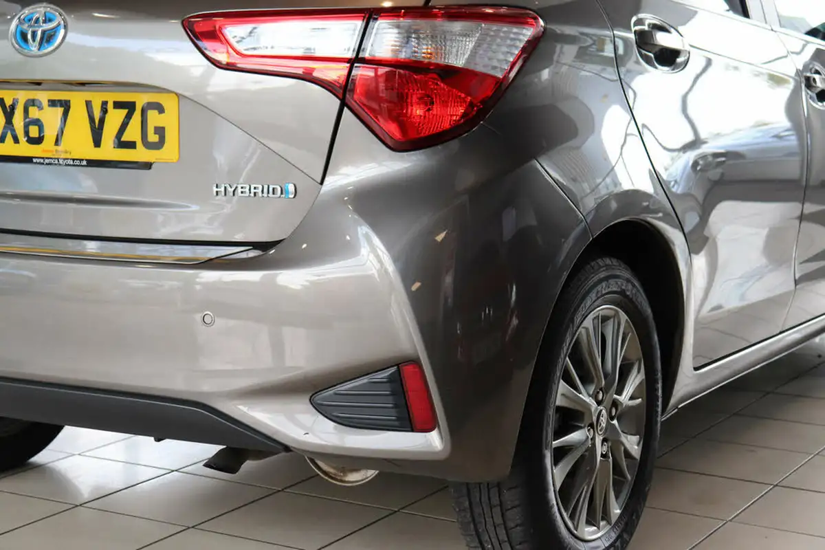 2017-toyota-yaris-15-vvt-i-icon-tech-98bhp-hybrid-1497cc-e-cvt-big-79