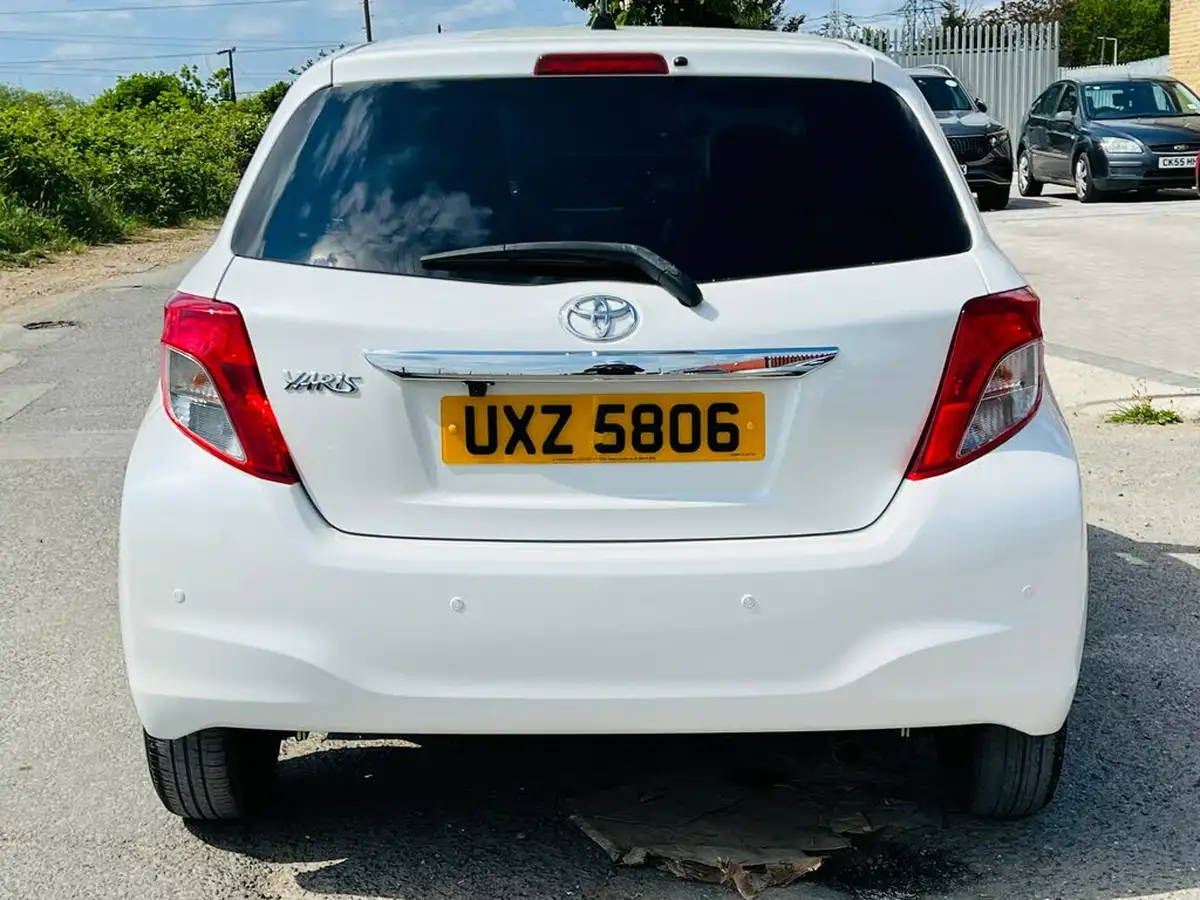 2015-toyota-yaris-big-8