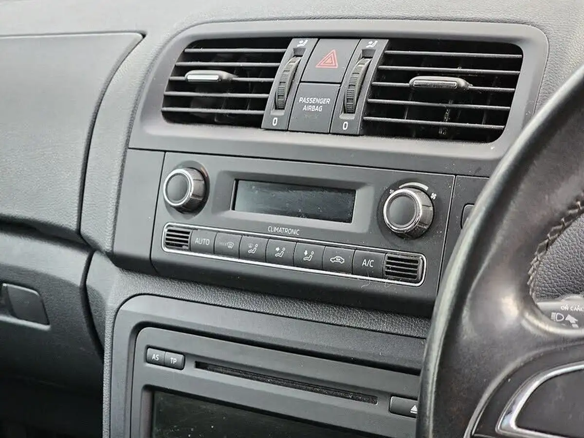 2014-skoda-fabia-12-elegance-hatchback-big-11