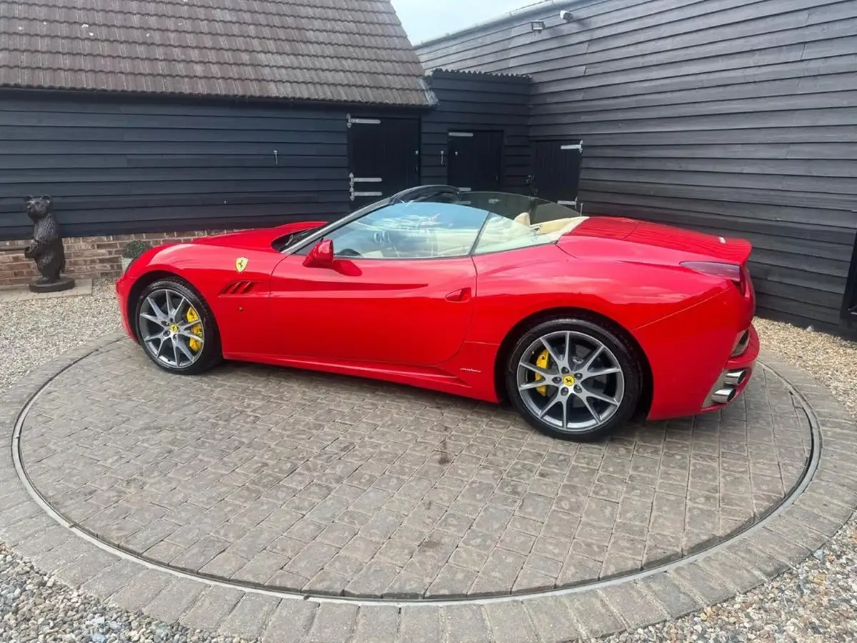 2010-ferrari-california-43-big-29
