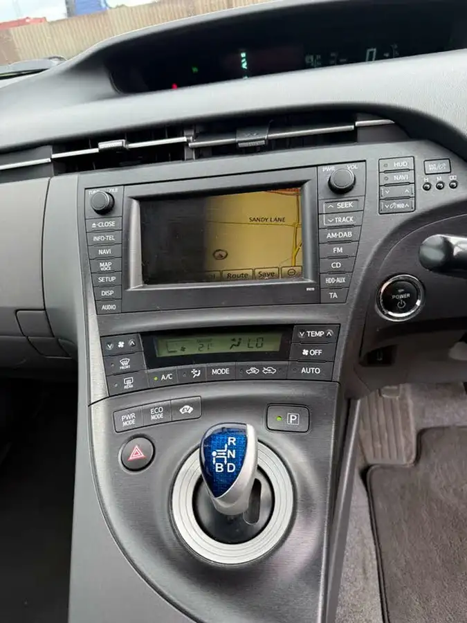2011-toyota-prius-18-vvt-i-t-spirit-10th-anniversary-big-4