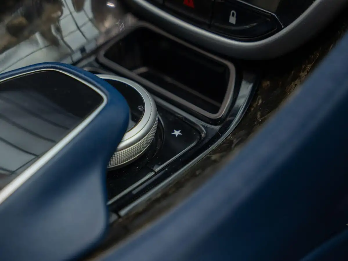 2016-aston-martin-db11-52-v12-big-23