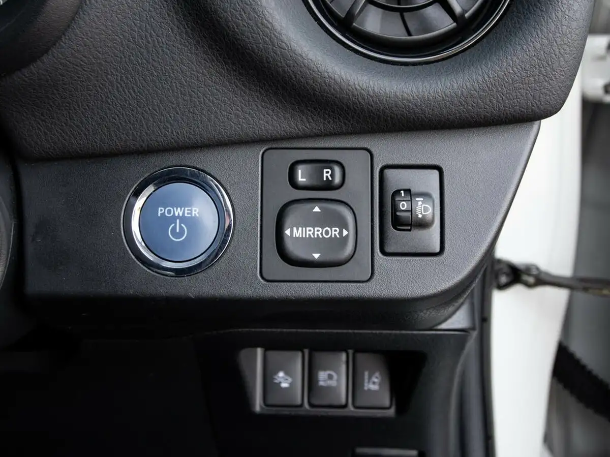 2018-toyota-yaris-15-vvt-i-grey-bi-tone-hybrid-big-15