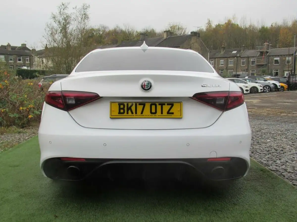2017-alfa-romeo-giulia-20-veloce-big-17