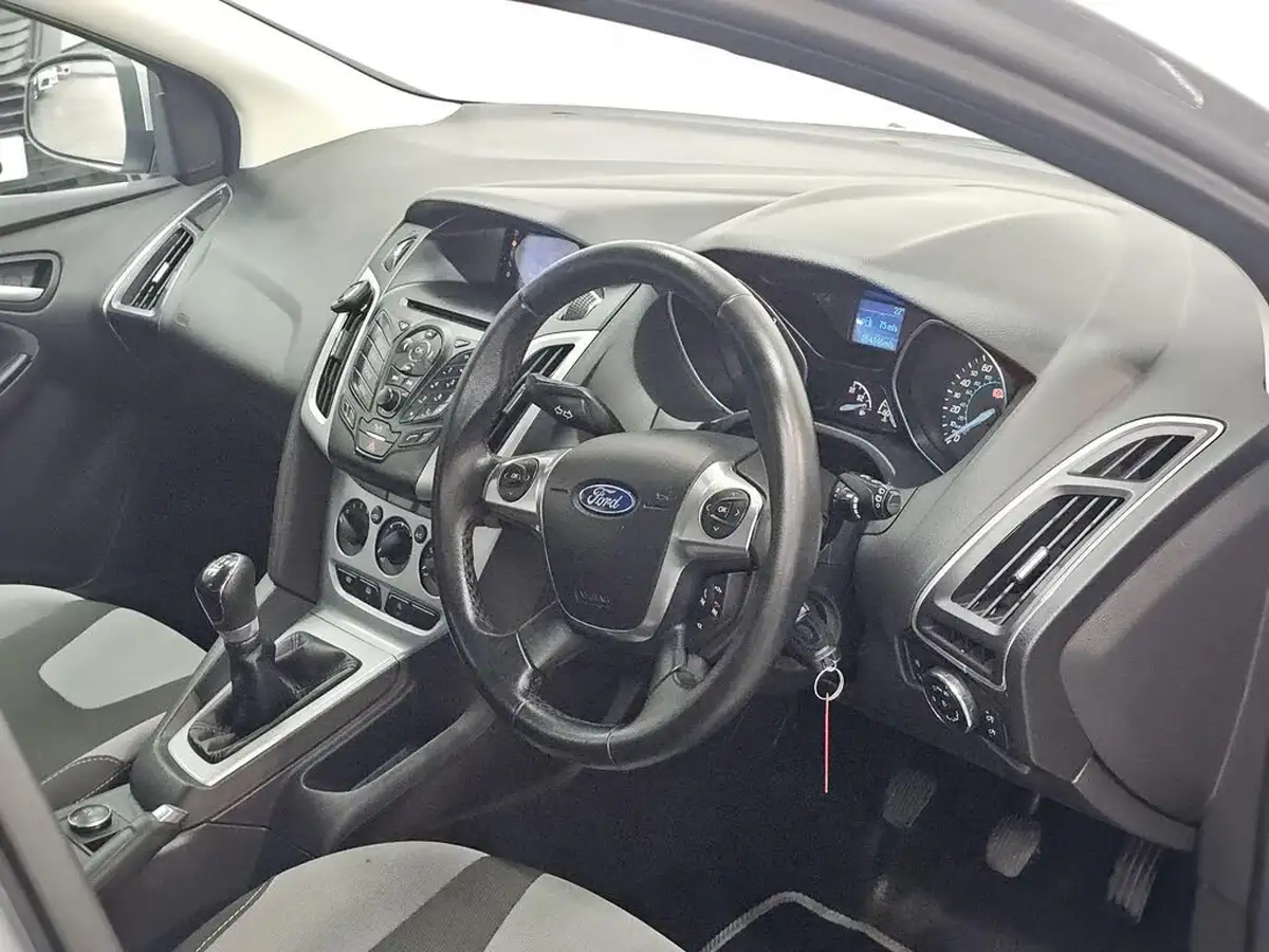 2012-ford-focus-10-zetec-100ps-hatchback-big-10