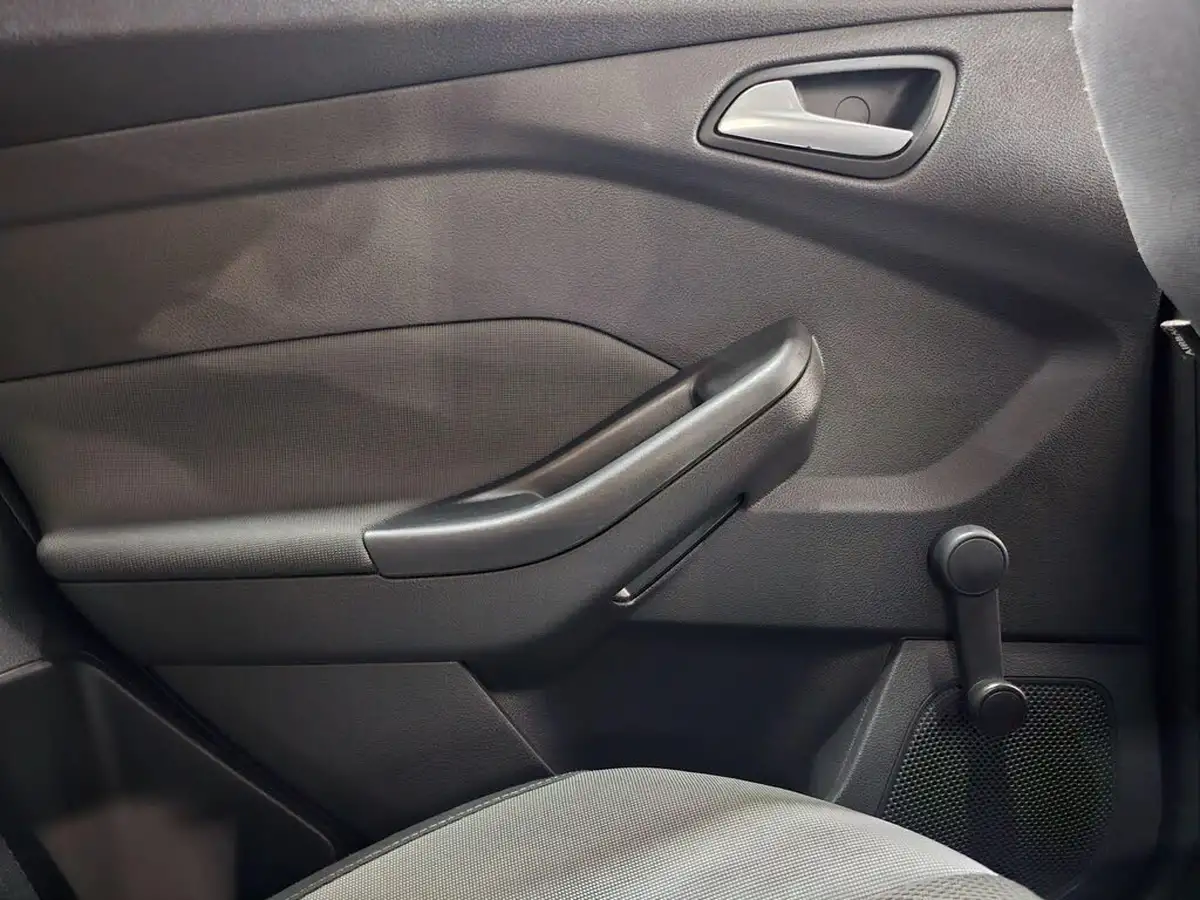 2012-ford-focus-10-zetec-100ps-hatchback-big-32