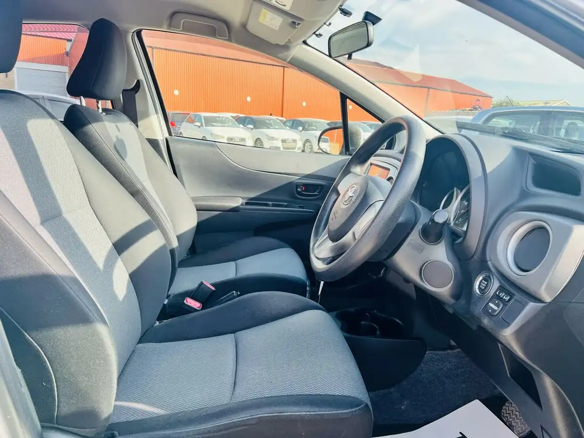2013-toyota-yaris-big-17