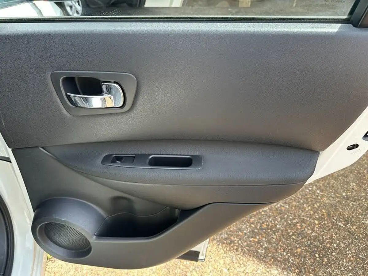 2012-nissan-qashqai-16-acenta-big-12