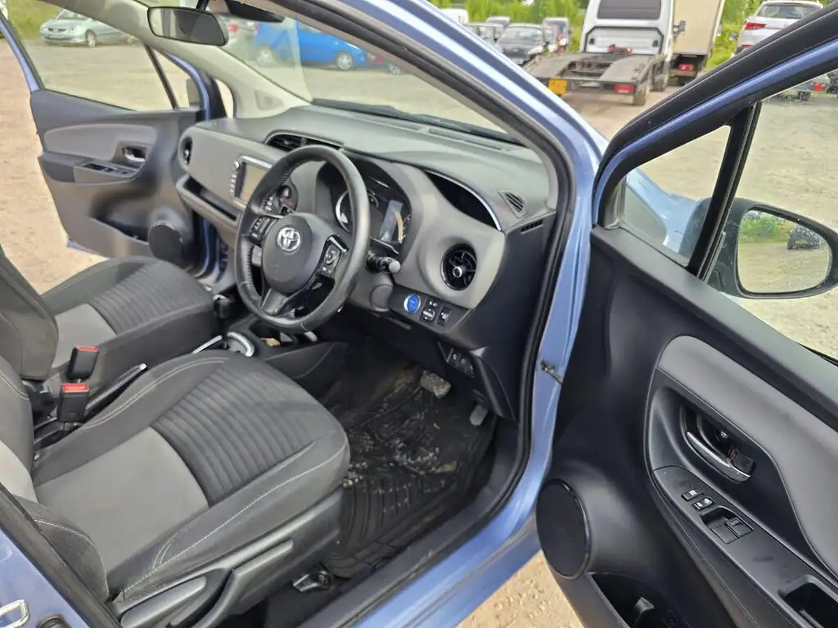 2017-toyota-yaris-15-vvt-i-icon-tech-98bhp-hybrid-1497cc-e-cvt-big-17