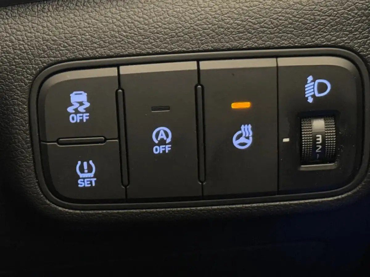2024-hyundai-bayon-10-t-gdi-premium-100ps-two-tone-roof-big-32
