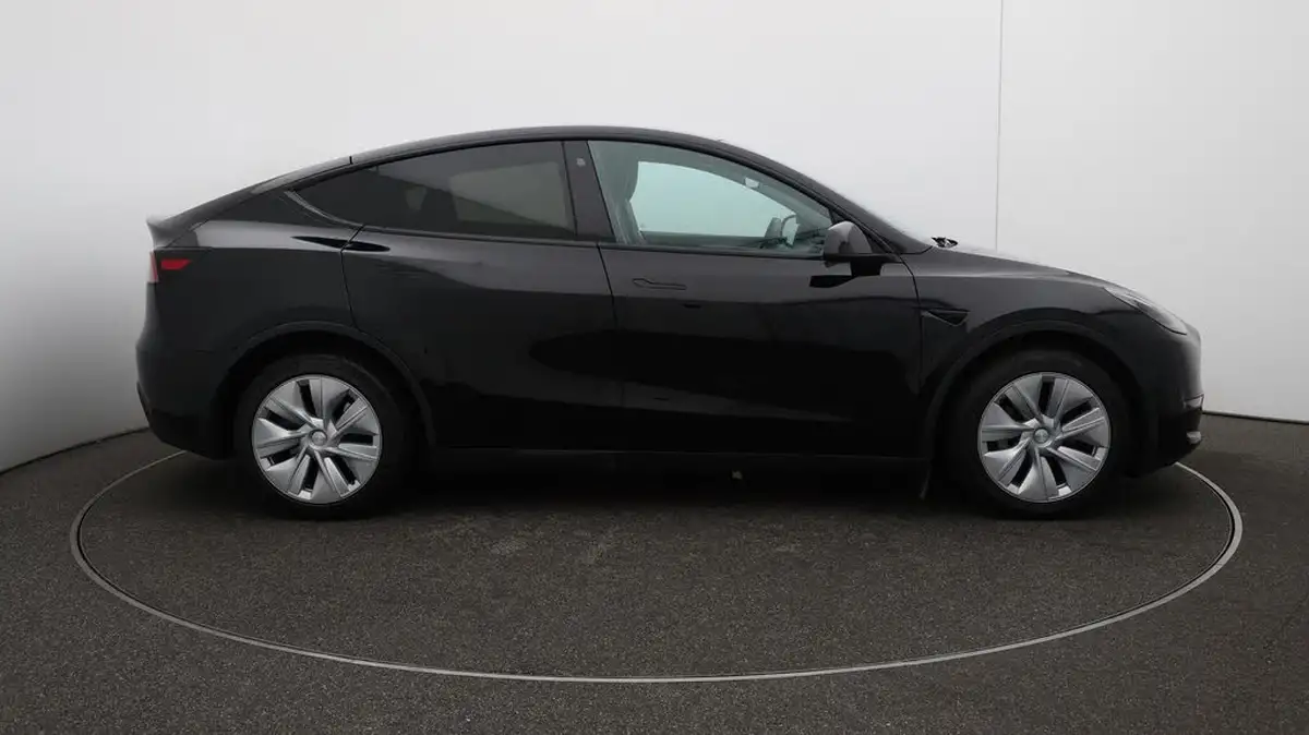 2022-tesla-model-y-e-long-range-big-48