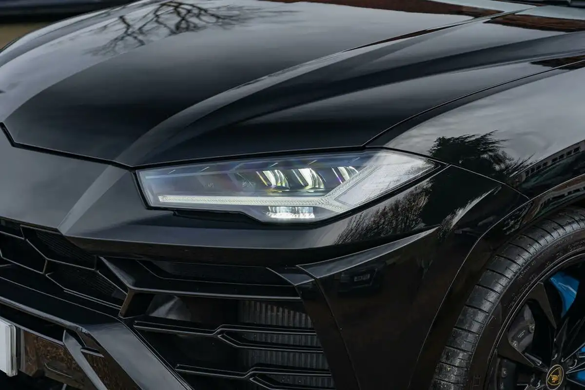 2021-lamborghini-urus-40-no-trim-big-11