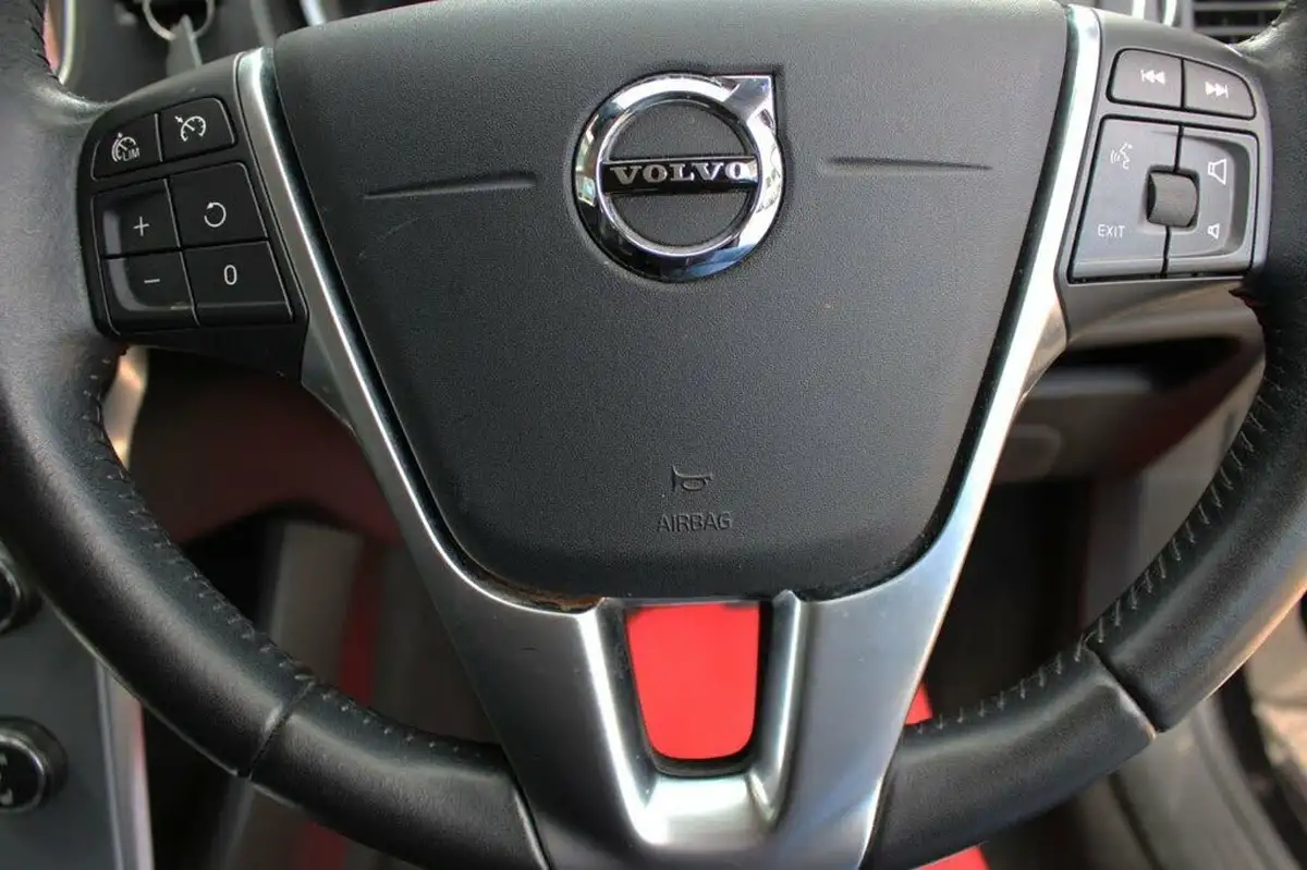 2018-volvo-v40-20-t2-inscription-big-11